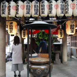Hozenji Yokocho Alley, Osaka Japan | Photography by Jenny S.W. Lee