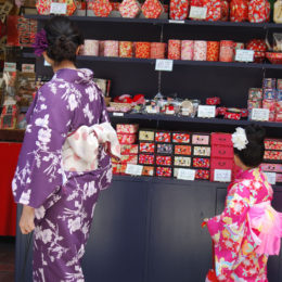 Senso-ji Temple and Marketplace | Photography by Jenny S.W. Lee