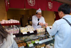 Senso-ji Temple and Marketplace | Photography by Jenny S.W. Lee