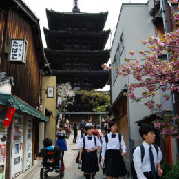 Kiyomizu Temple and street, Kyoto | Photography by Jenny S.W. Lee