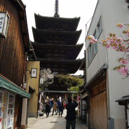 Kiyomizu Temple and street, Kyoto | Photography by Jenny S.W. Lee