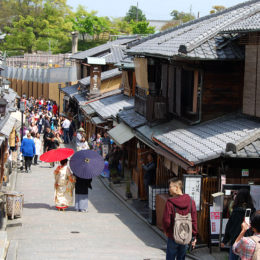 Kiyomizu Temple and street, Kyoto | Photography by Jenny S.W. Lee