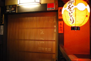 Gion geisha district evening walk | Photography by Jenny S.W. Lee