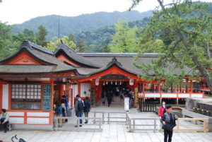Itsukushima Shrine in Miyajima Island, Japan | Photography by Jenny S.W. Lee
