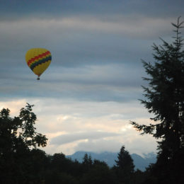 Hot air balloon floating over Redmond (July 2020)