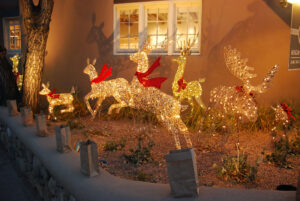 farolito walk on Canyon Road | Santa Fe, New Mexico | Photography by Jenny S.W. Lee